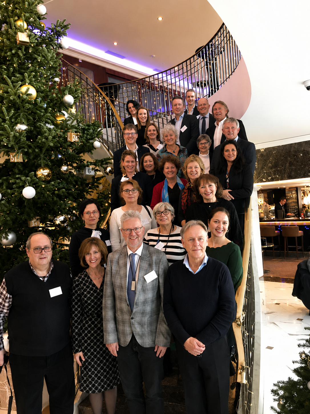 Photo de groupe festive devant un sapin de Noël