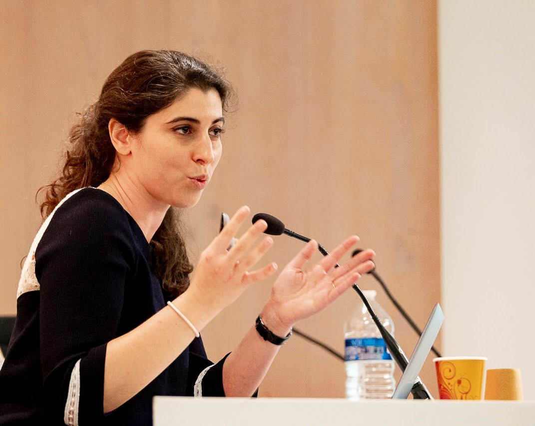 Intervenante présentant les thérapies géniques des surdités lors d'une conférence