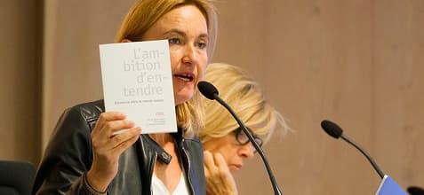 Présentation du livret « L'ambition d'entendre » lors d'une conférence
