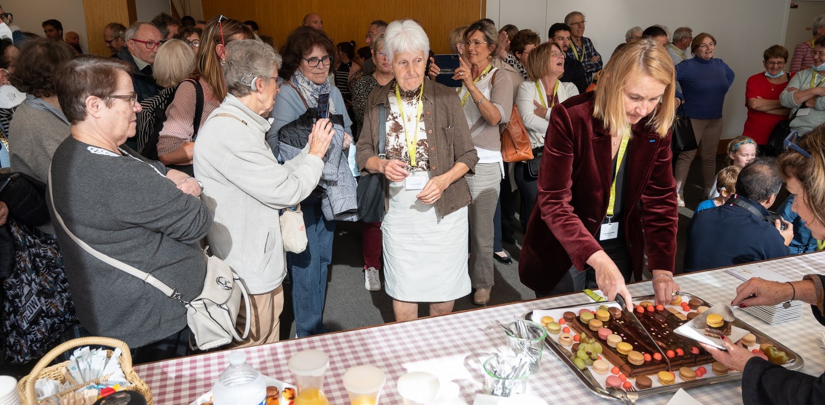 Moment convivial autour d'un buffet lors de la journée d'information