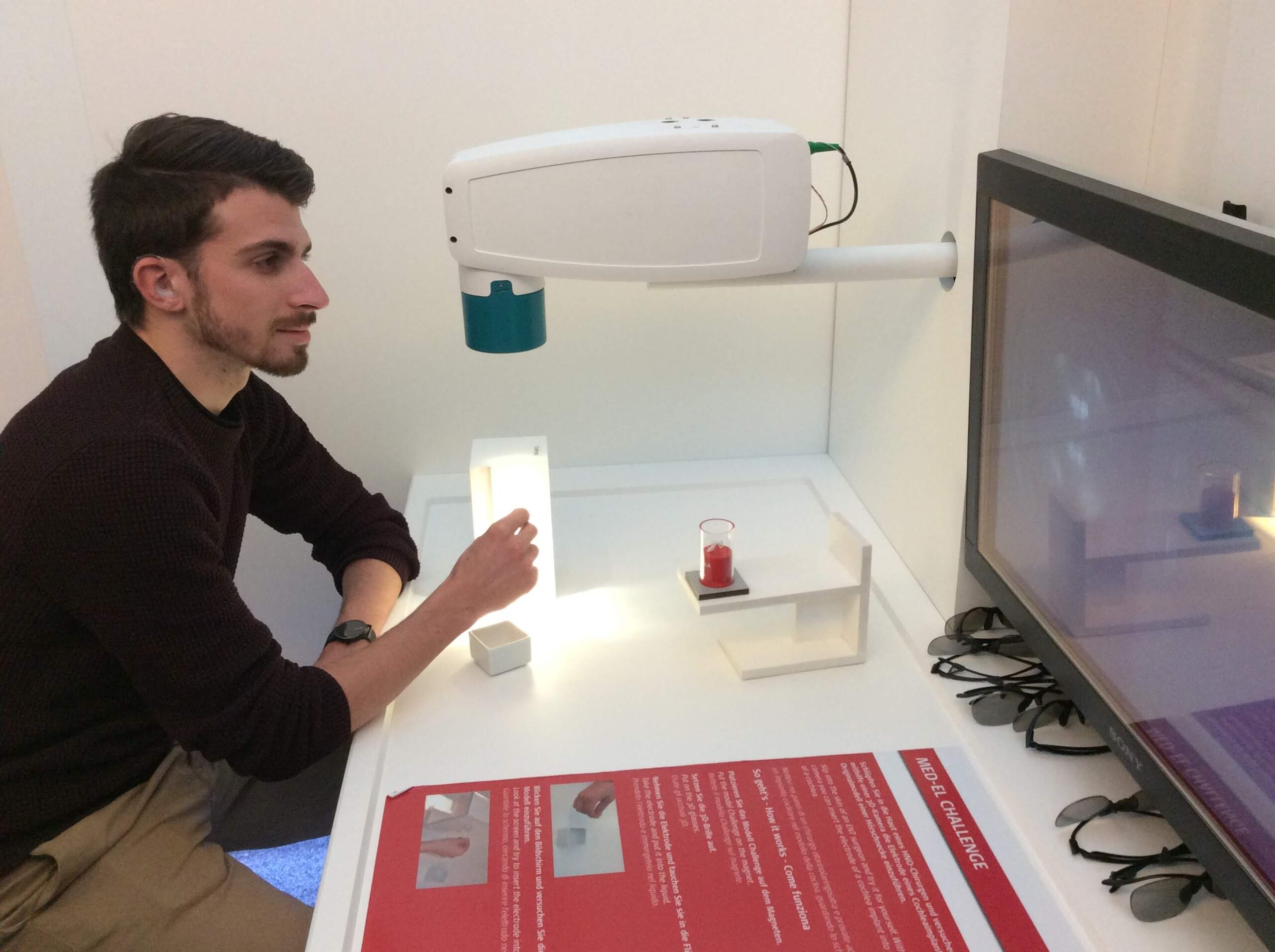 Démonstration d'un banc de test lors de la visite chez MED-EL
