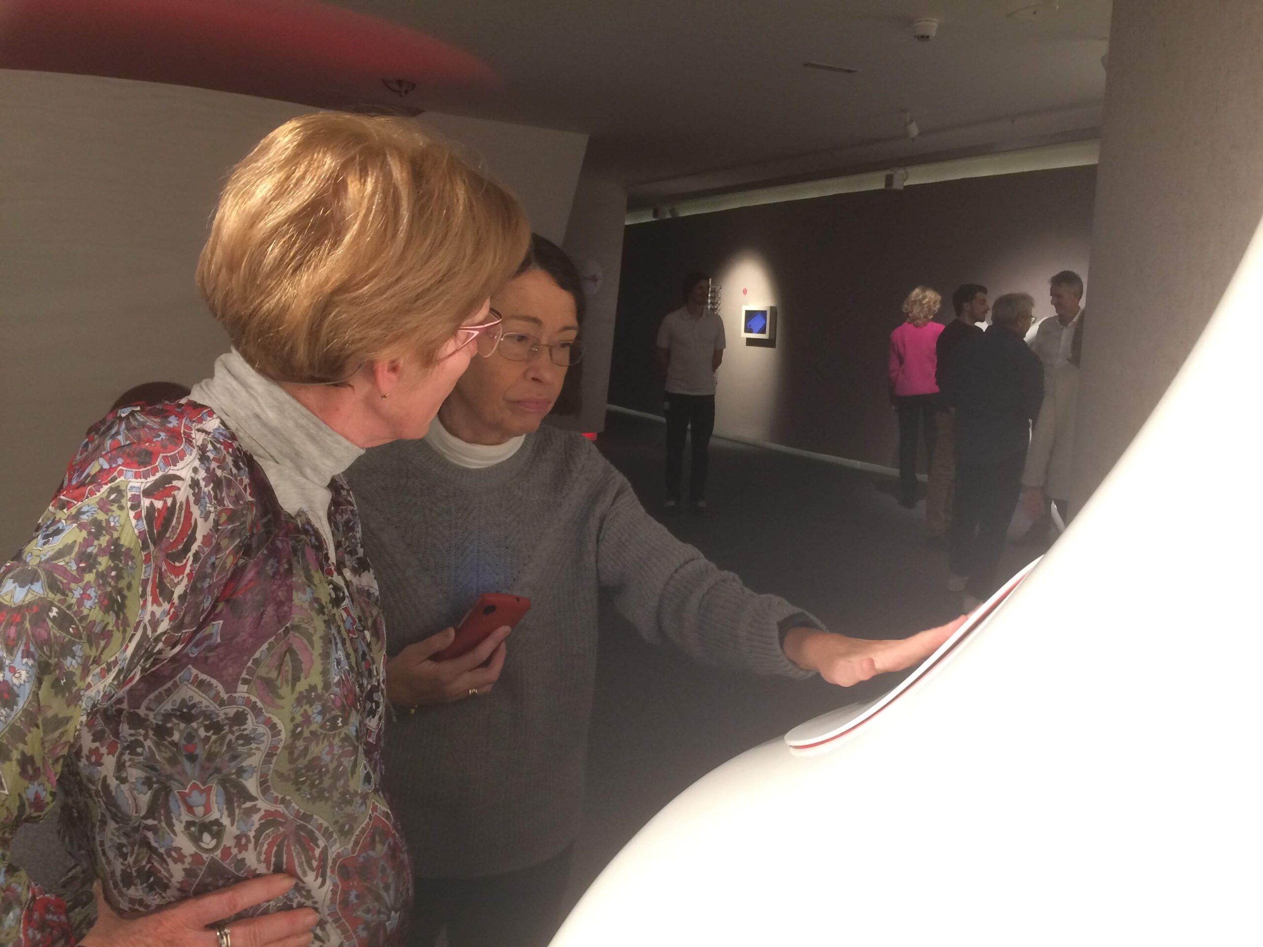 Membres du CISIC découvrant l'espace d'exposition de MED-EL