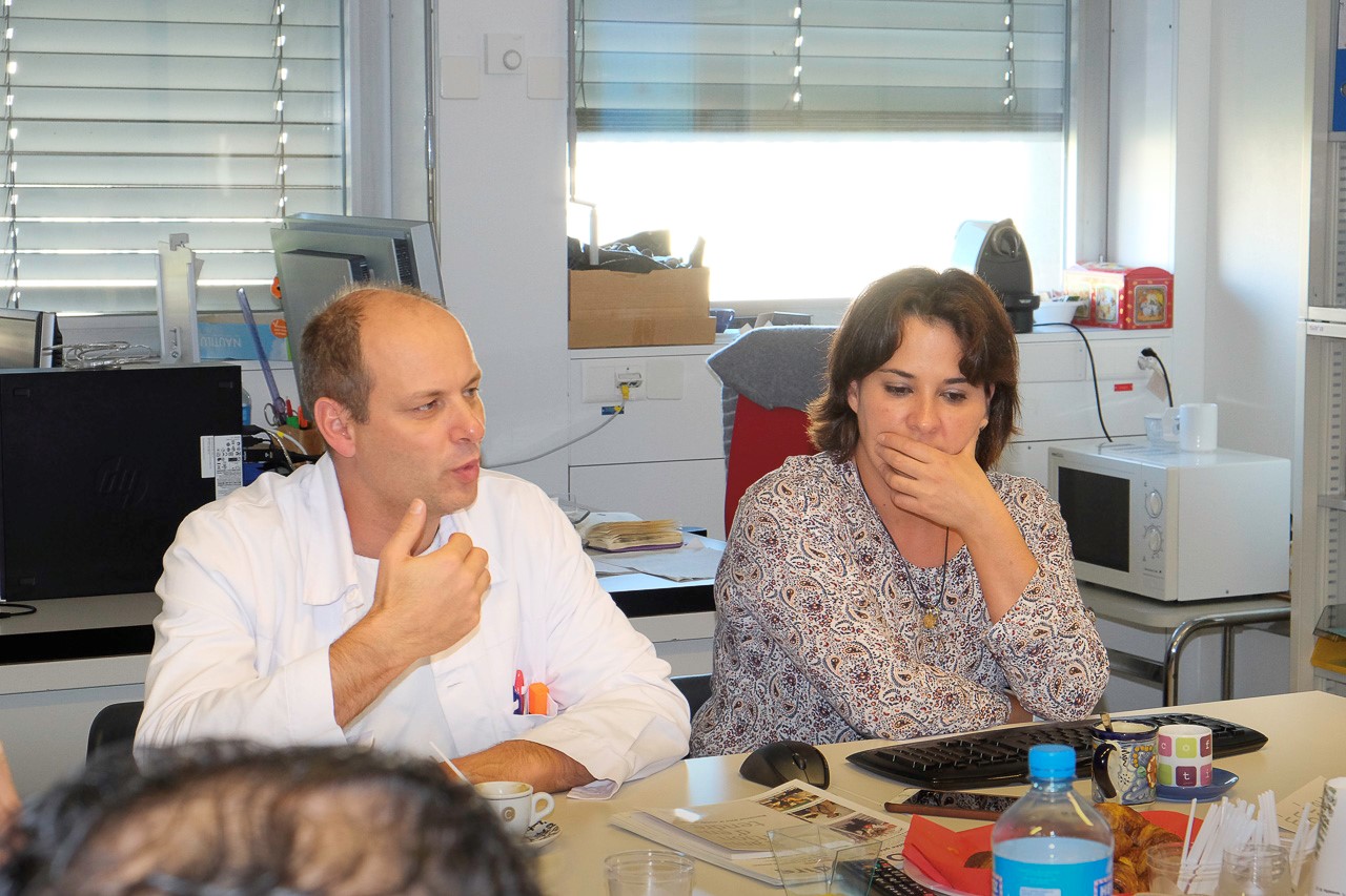 Échange avec un professionnel lors de la visite de l'Hôpital universitaire de Genève